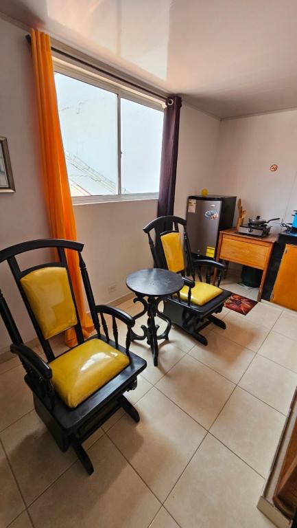 サン・アンドレスにあるApartamentos Miss Vera 3の椅子3脚、テーブル、テレビが備わるお部屋