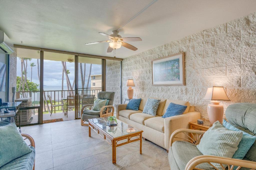 ein Wohnzimmer mit Sofa und Tisch in der Unterkunft Kanai A Nalu 310 in Wailuku