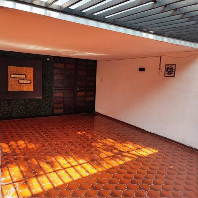 آپارتمان باورنکردنی در Chapultepec, آژانس هواپیمایی آسمان سپید