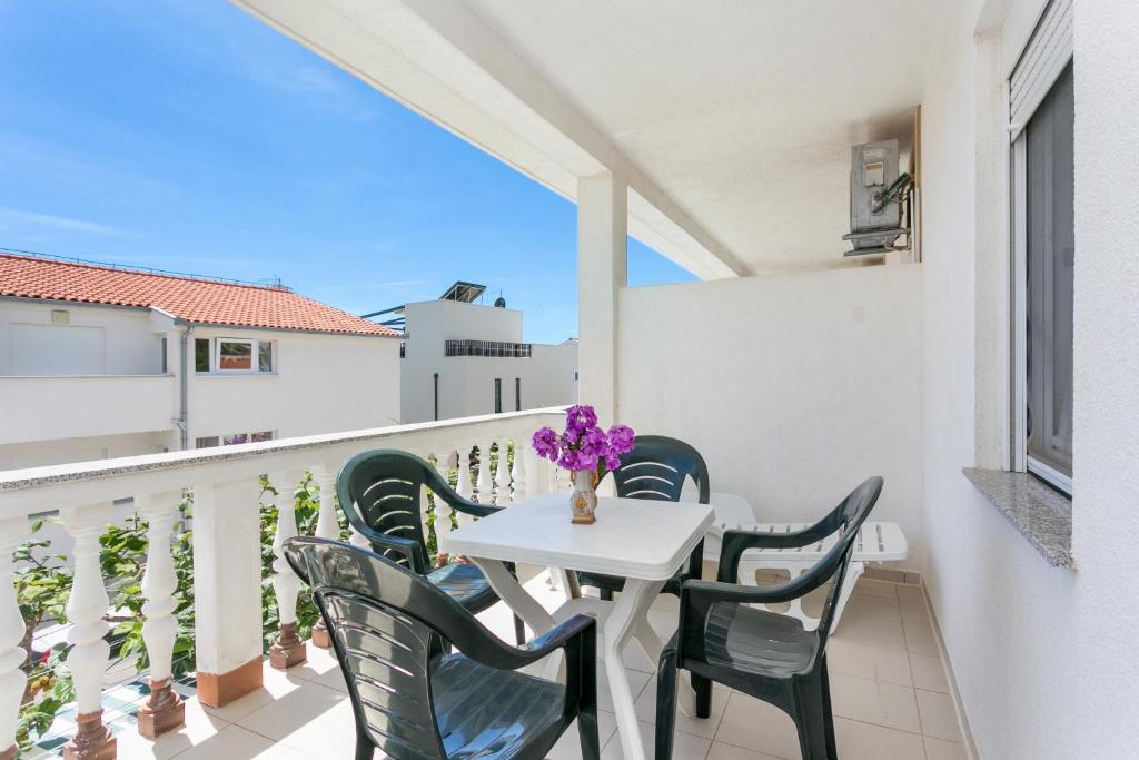 Balkón alebo terasa v ubytovaní Family friendly apartments with a swimming pool Businci, Ciovo - 11232