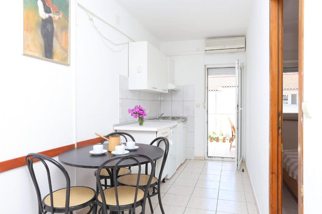 Kuchyňa alebo kuchynka v ubytovaní Family friendly apartments with a swimming pool Businci, Ciovo - 11232