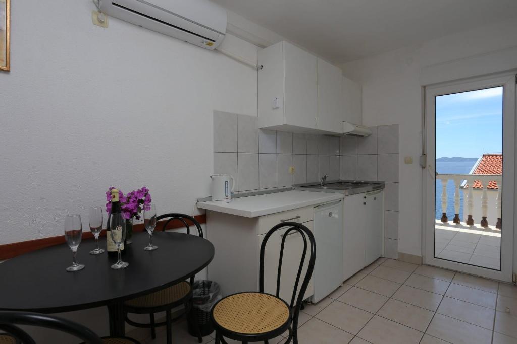 Kuchyňa alebo kuchynka v ubytovaní Family friendly apartments with a swimming pool Businci, Ciovo - 11232