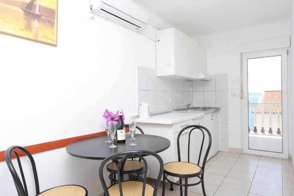 Kuchyňa alebo kuchynka v ubytovaní Family friendly apartments with a swimming pool Businci, Ciovo - 11232