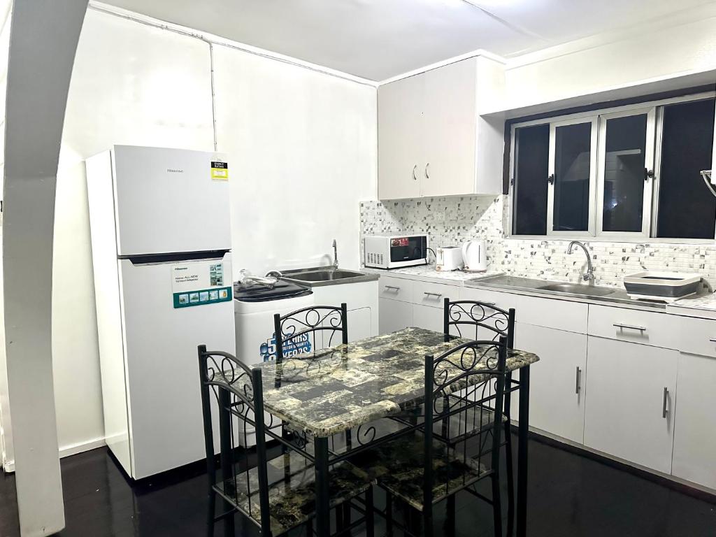 Kuchyň nebo kuchyňský kout v ubytování Great Holiday Home 2BDR Top Spot Labasa Jumanzuls Abode