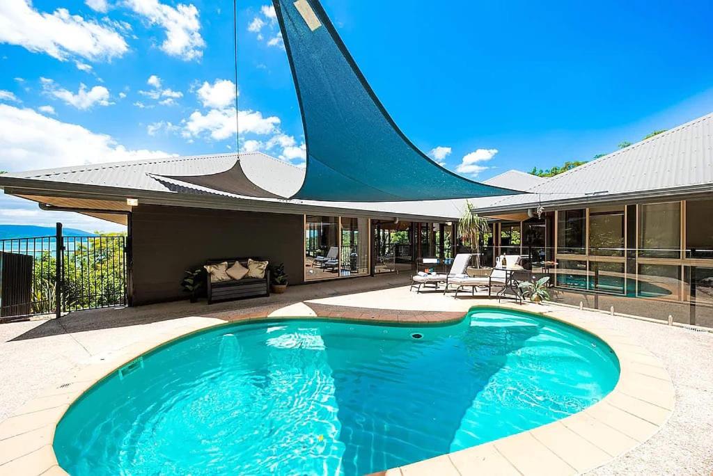 Πισίνα στο ή κοντά στο Idyllic Whitsunday Holiday Home with amazing views
