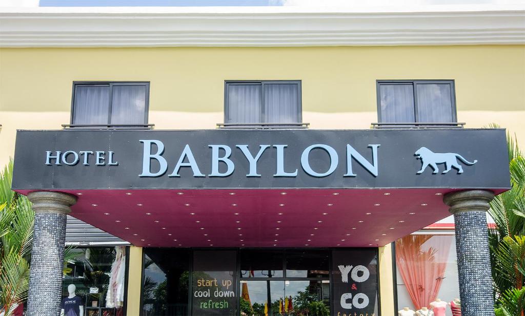 فندق بابيلون في باراماريبو: لافتة فندق baylon على واجهة متجر