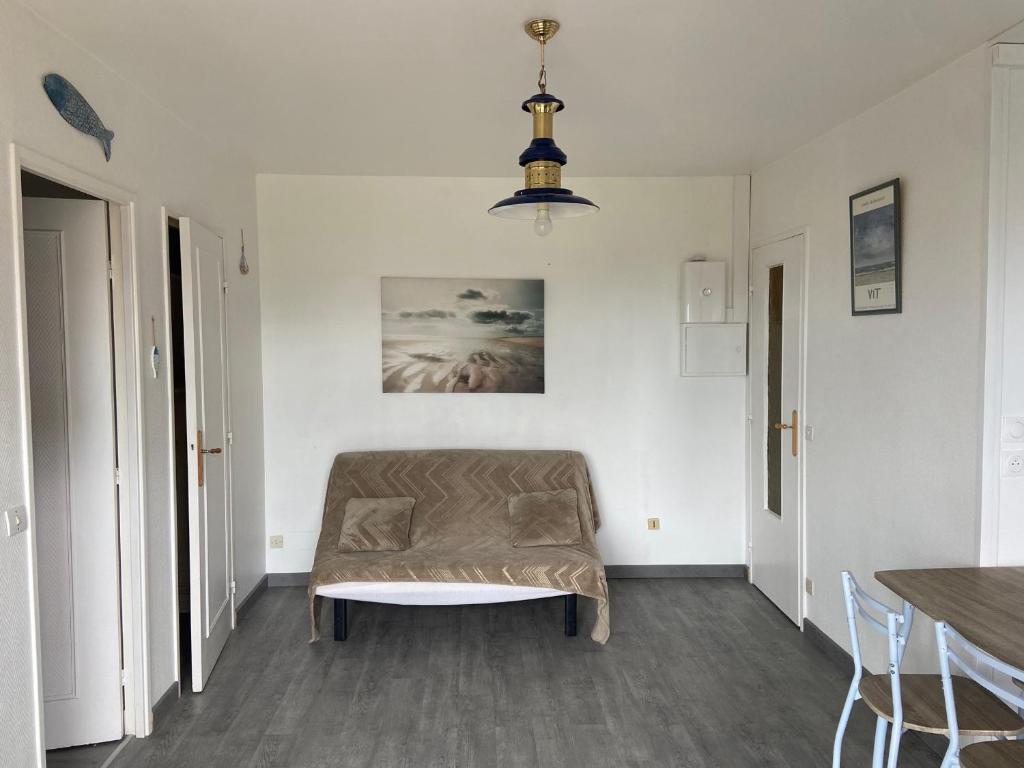 Posedenie v ubytovaní Appartement proche plage avec balcon, 4 couchages, parking privé, idéal pour familles! - FR-1-712-26