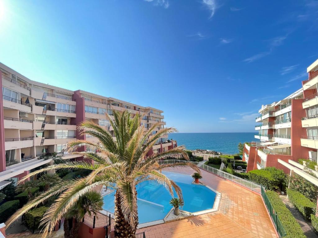 Cet appartement dispose d'une piscine et offre une vue sur l'océan. dans l'établissement Appartement familial 5 pers, piscine, front de mer, parking, proche commerces - FR-1-338-553, à Sète