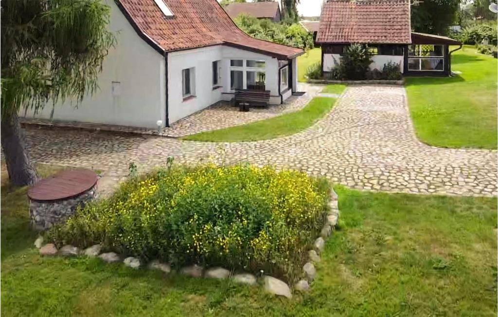 Vonkajšia záhrada v ubytovaní Dom W Sadzie