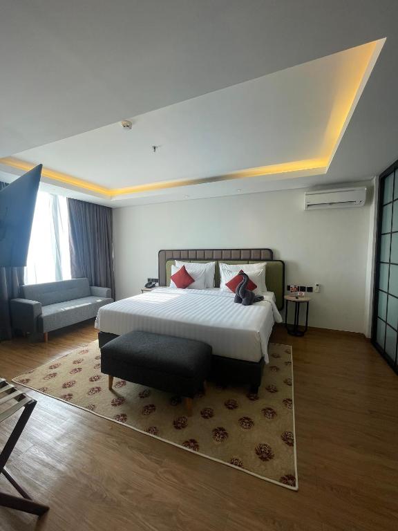 Postel nebo postele na pokoji v ubytování Luminor Hotel Padjadjaran Bogor by WH