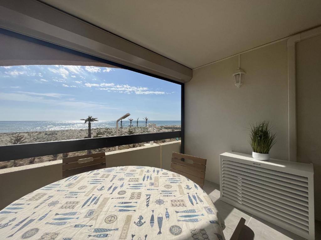 - une chambre avec vue sur la plage dans l'établissement Le Barcarès: T2 moderne climatisé, au bord de mer, 4 pers, parking sécurisé - FR-1-799-4, au Barcarès