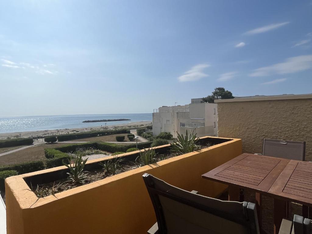 d'un balcon avec une table et une vue sur la plage. dans l'établissement T2 au Barcarès avec terrasse et parking, proche commerces - FR-1-799-12, au Barcarès