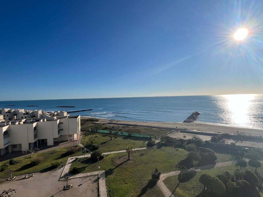 une vue aérienne de la plage et de l'océan dans l'établissement Spacieux T3 au Barcarès avec piscine, ascenseur, parking sécurisé, animaux admis - FR-1-799-8, au Barcarès