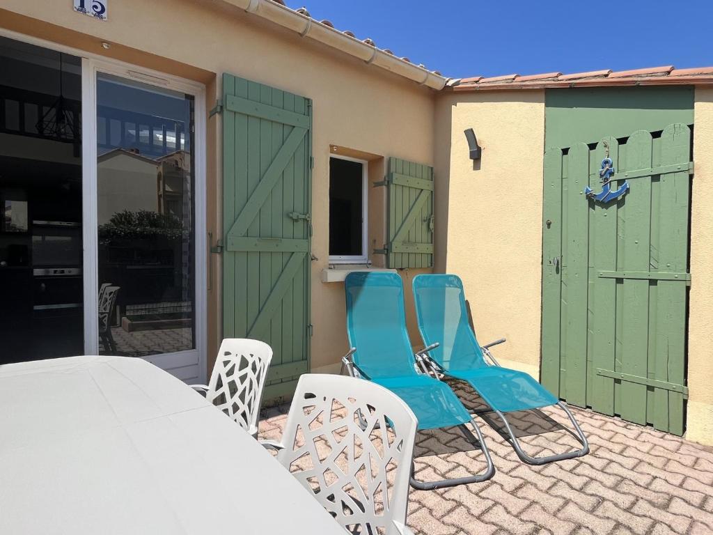 Photo de la galerie de l'établissement Villa T2 Mezzanine rénovée climatisée 5P proche Grande Plage, Terrasse, Parking privé - FR-1-799-36, au Barcarès