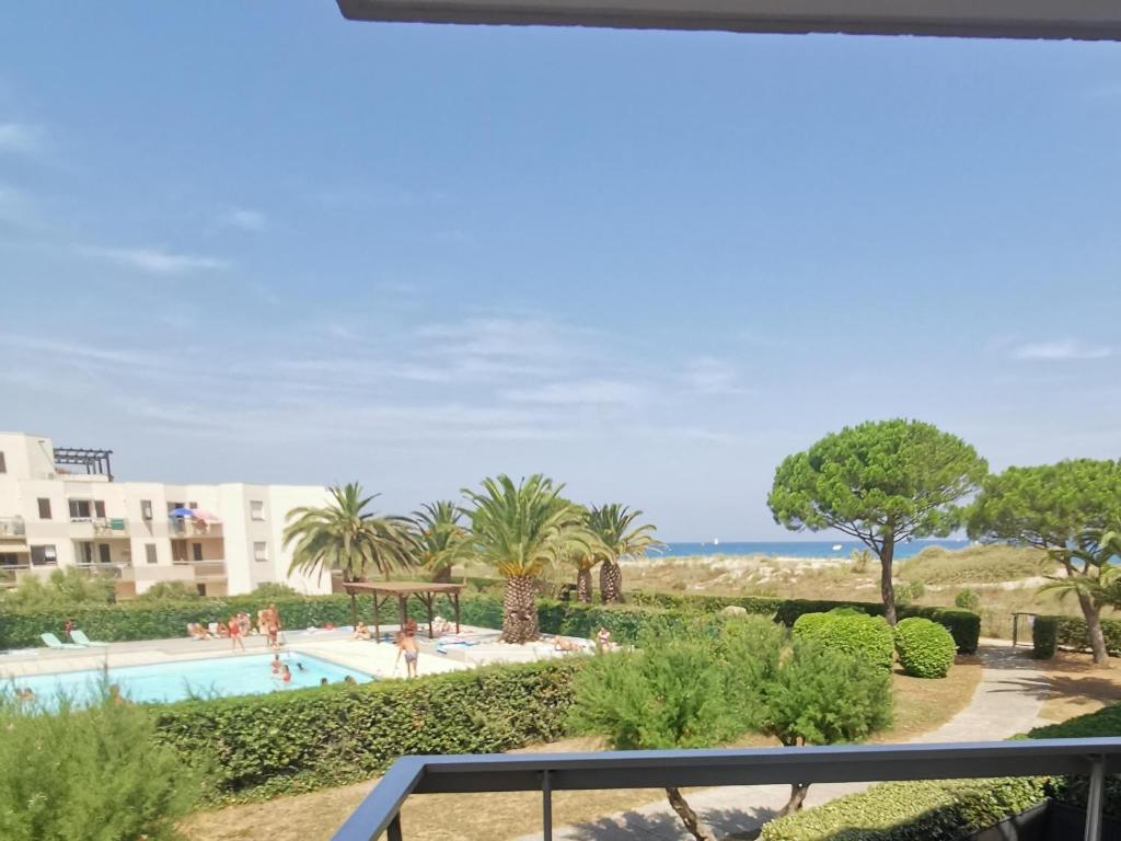 - une vue sur la piscine depuis le balcon du complexe dans l'établissement Saint Cyprien T2 proche plage avec piscine et parking - FR-1-732-80, à Saint-Cyprien