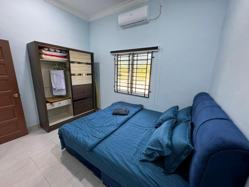 Ένα ή περισσότερα κρεβάτια σε δωμάτιο στο Afdal homestay