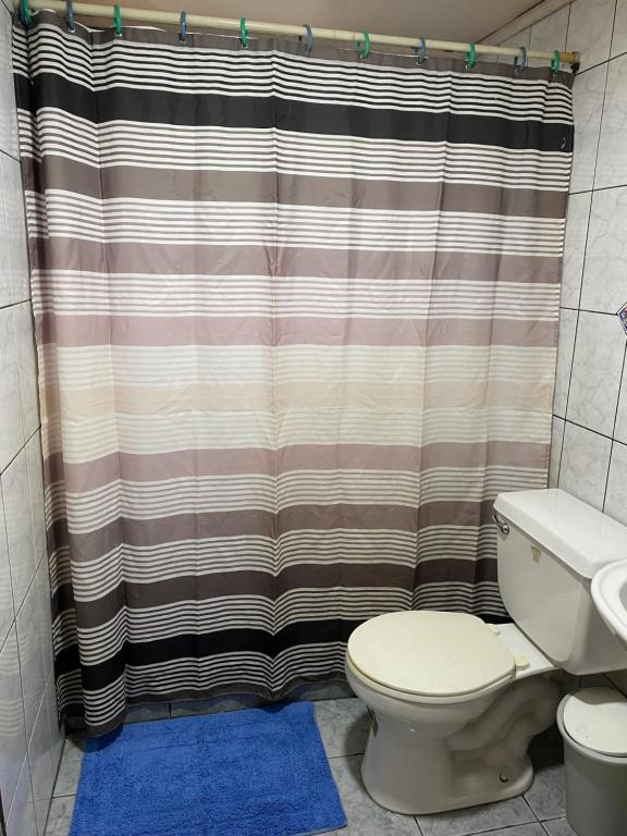 Vannituba majutusasutuses Cómoda habitación en casa de Ñuñoa