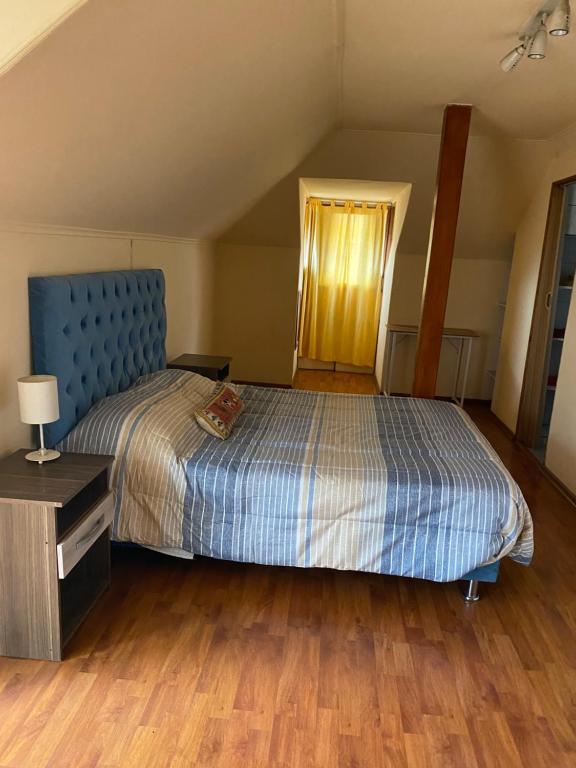Voodi või voodid majutusasutuse Cómoda habitación en casa de Ñuñoa toas