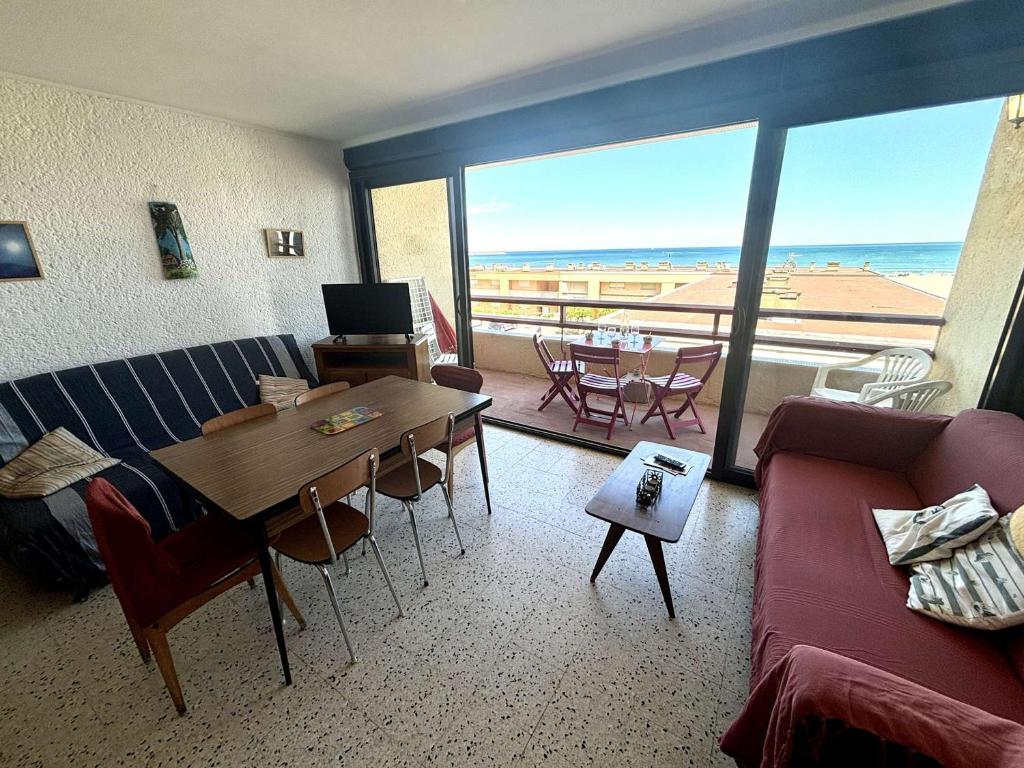 un salon avec un canapé et une table dans l'établissement Appart 2 pièces à 50m plage avec balcon et parking, 6 couchages - FR-1-229C-99, à Port-la-Nouvelle