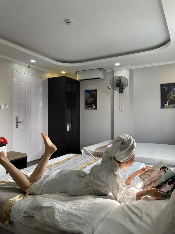 Postel nebo postele na pokoji v ubytování HK HOTEL Trung Kính