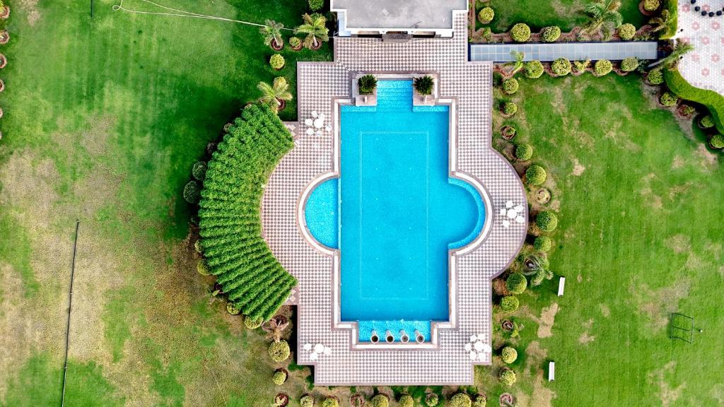 Bazén v ubytování Umaid Farm Resort- A Legancy Vintage Stay In Jaipur nebo v jeho okolí