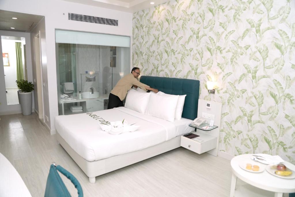 Postel nebo postele na pokoji v ubytování Sarovar Portico Naraina, Hotel