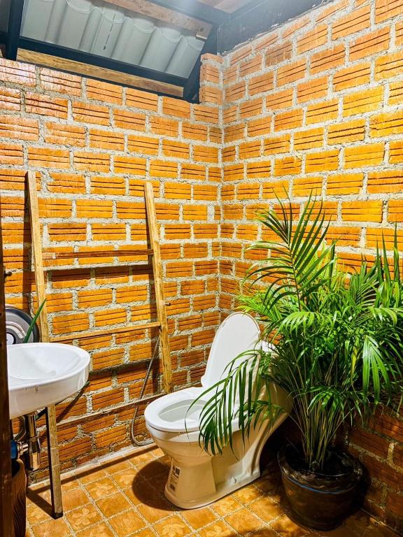ห้องน้ำของ DeeTorJai FarmStay Nan ดีต่อใจ ฟาร์มสเตย์ น่าน โดยเจ้าของ
