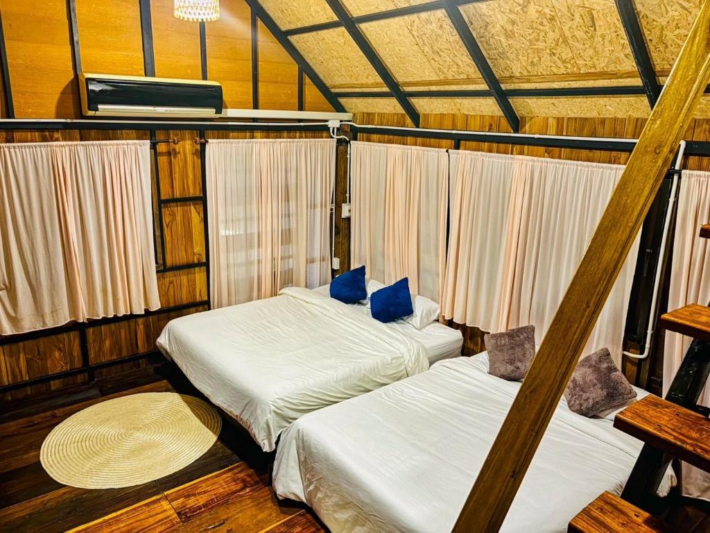 เตียงในห้องที่ DeeTorJai FarmStay Nan ดีต่อใจ ฟาร์มสเตย์ น่าน โดยเจ้าของ