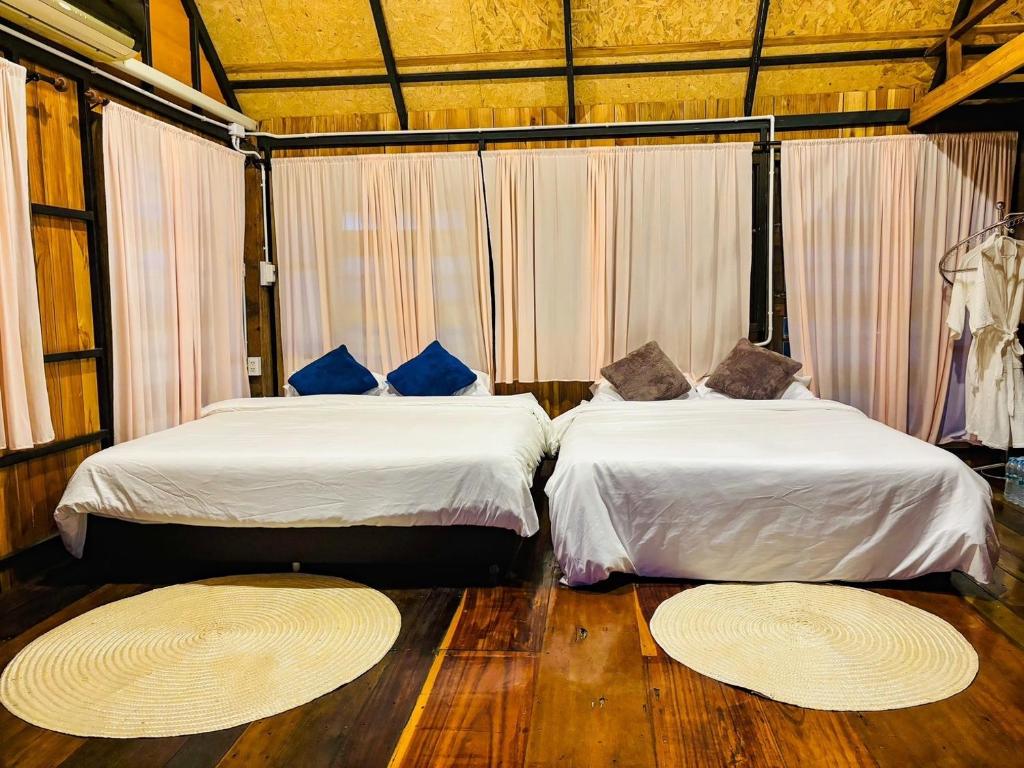 เตียงในห้องที่ DeeTorJai FarmStay Nan ดีต่อใจ ฟาร์มสเตย์ น่าน โดยเจ้าของ
