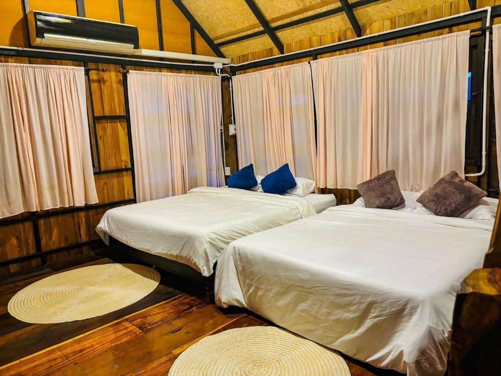 เตียงในห้องที่ DeeTorJai FarmStay Nan ดีต่อใจ ฟาร์มสเตย์ น่าน โดยเจ้าของ