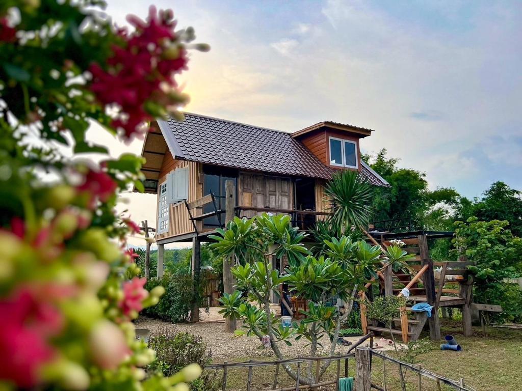 สวนหย่อมนอก DeeTorJai FarmStay Nan ดีต่อใจ ฟาร์มสเตย์ น่าน โดยเจ้าของ