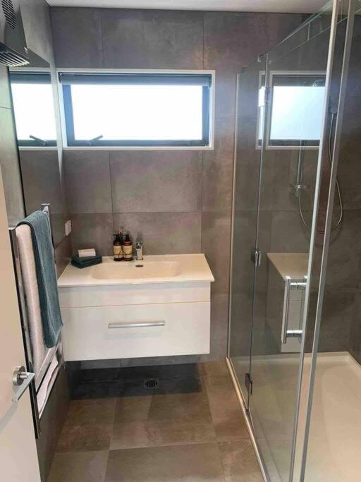 New State Of The Art Sunny Warm free Park - Resim 3