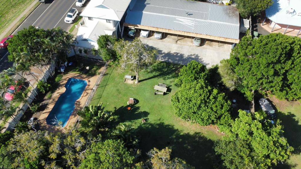 Bazén v ubytování Bargara Beach Motor Inn budget accommodation pet friendly on application nebo v jeho okolí