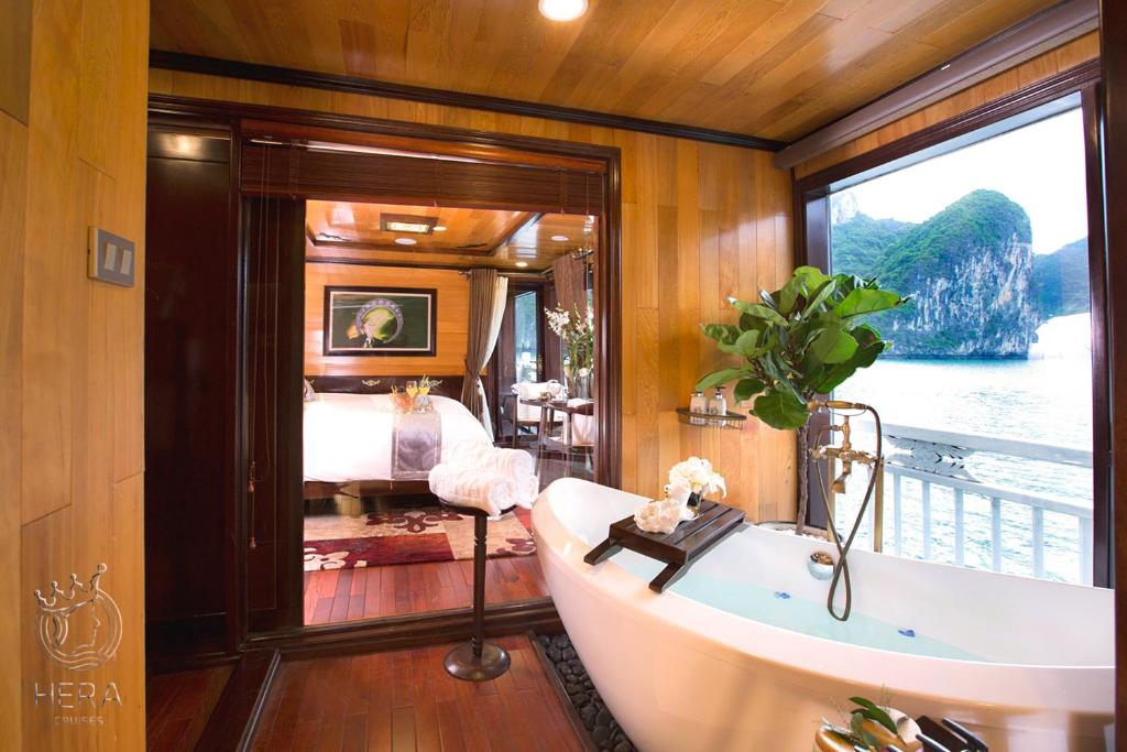 Hera Grand Luxury Cruise - 14