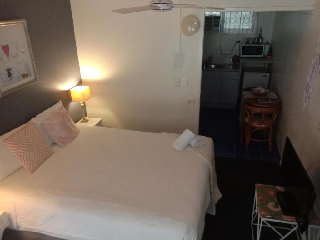 Postel nebo postele na pokoji v ubytování Bargara Beach Motor Inn budget accommodation pet friendly on application