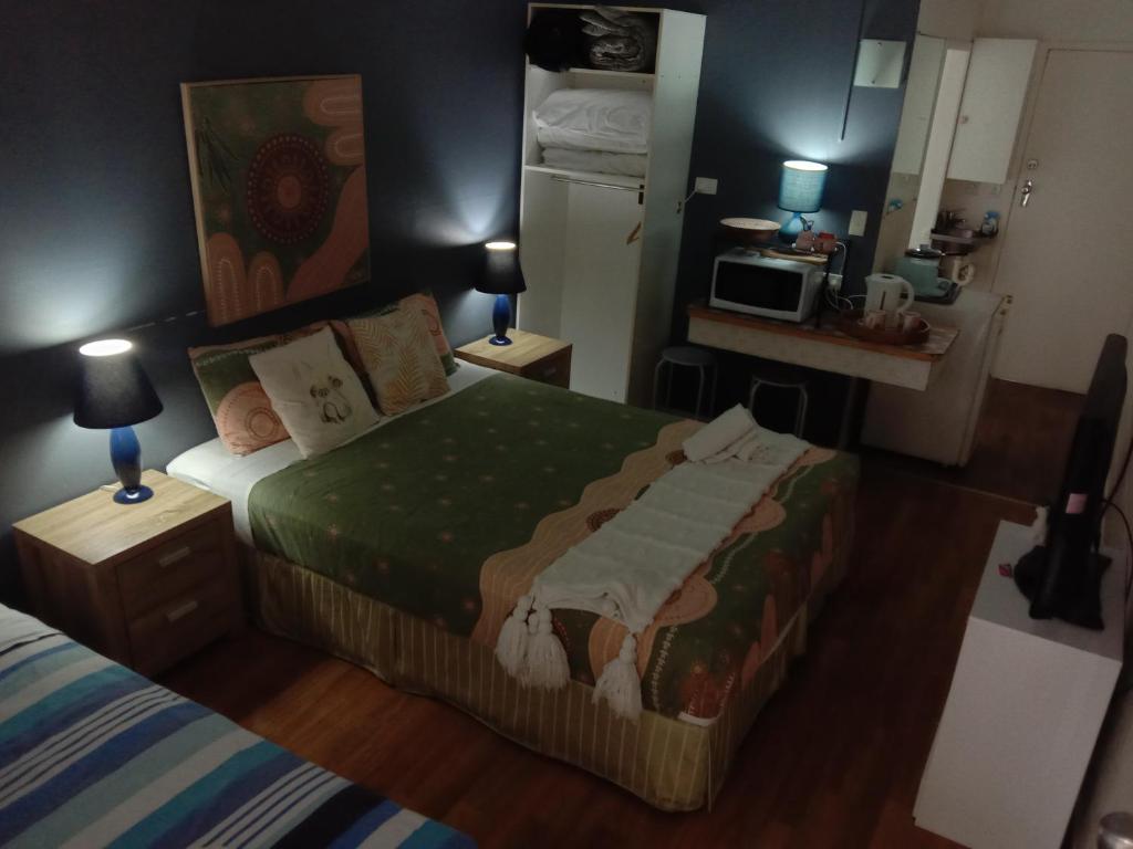 Postel nebo postele na pokoji v ubytování Bargara Beach Motor Inn budget accommodation pet friendly on application