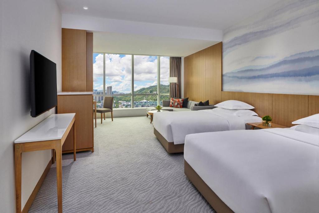 Postel nebo postele na pokoji v ubytování Crowne Plaza Zhuhai City Center by IHG - offers free one-way shuttle to Chimelong Ocean Kingdom