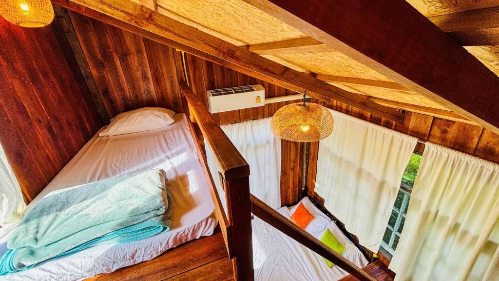 เตียงในห้องที่ DeeTorJai FarmStay Nan ดีต่อใจ ฟาร์มสเตย์ น่าน โดยเจ้าของ