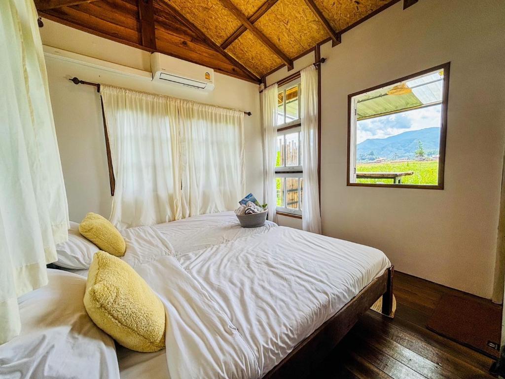เตียงในห้องที่ DeeTorJai FarmStay Nan ดีต่อใจ ฟาร์มสเตย์ น่าน โดยเจ้าของ