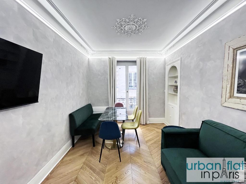 un salon avec un canapé et une table dans l'établissement Urban Flat 180 - Charmant Appartement au coeur du Marais, à Paris
