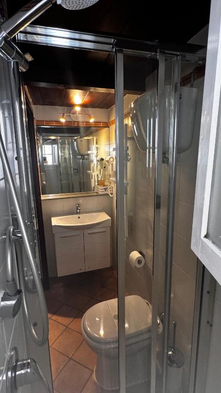Koupelna v ubytování Il Mare Nel Pozzo Sperlonga Centro Storico Tutti i servizi sotto casa, a 100 mt dal mare Parcheggio multilivello adiacente, lasci la macchina e fai tutto a piedi!