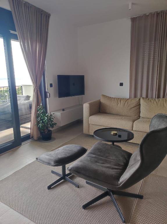 TV a/nebo společenská místnost v ubytování Apartments DiVi Sunset View