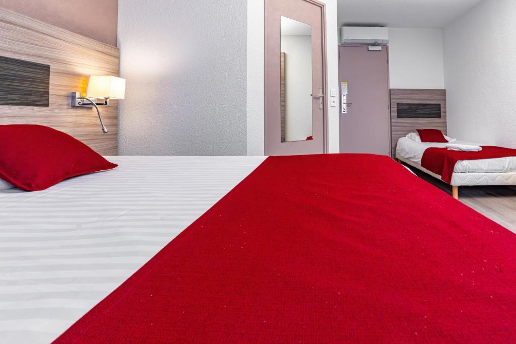 Postel nebo postele na pokoji v ubytování Hotel Restaurant Argos, Strasbourg Nord