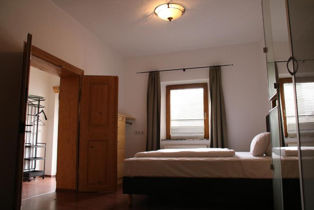 Postel nebo postele na pokoji v ubytování Hotel Goldene Krone Innsbruck