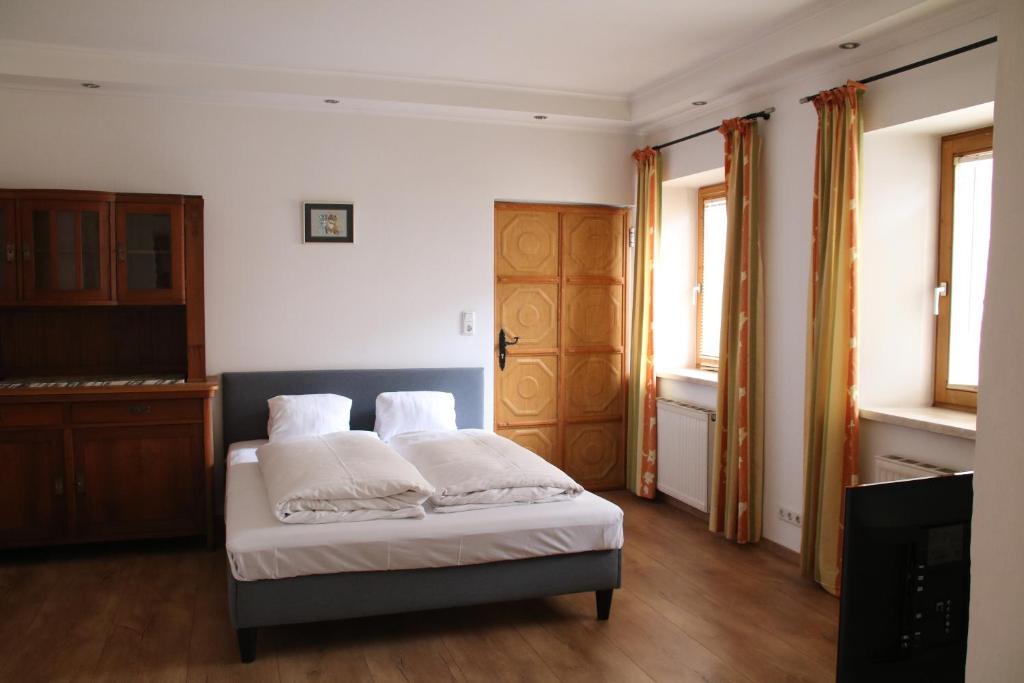 Postel nebo postele na pokoji v ubytování Hotel Goldene Krone Innsbruck