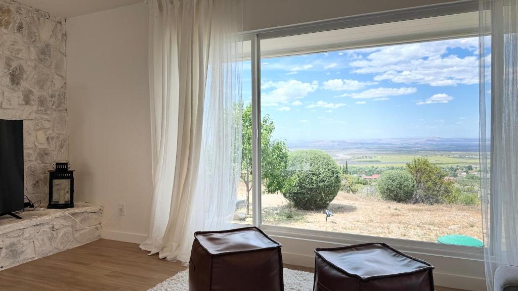 High Desert Scenic Getaway! Hot Tub, Fire Pit & BBQ Grill - Huis Met Drie Slaapkamers