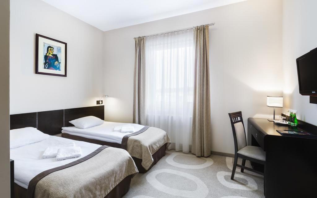 Łóżko lub łóżka w pokoju w obiekcie Hotel Picaro Żarska Wieś Południe A4 kierunek Polska