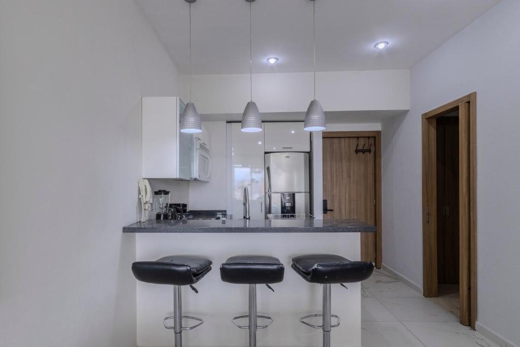 Una cocina o zona de cocina en Apt with Reforma View Pool and Jacuzzi