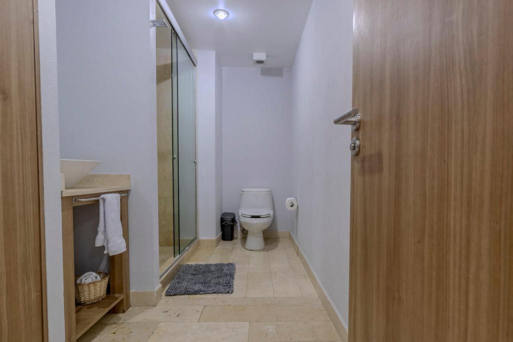Un baño de Apt with Reforma View Pool and Jacuzzi
