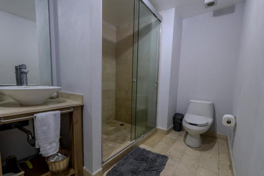 Un baño de Apt with Reforma View Pool and Jacuzzi